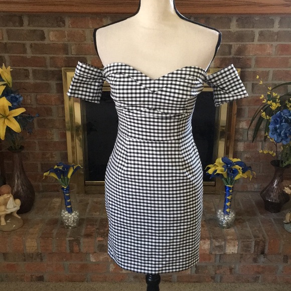 Guess Dresses & Skirts - Guess size 4 off shoulder dress